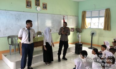 Kanit Binmas Polsek Sekupang Sampaikan Materi Dalam Acara MPLS Di SMA Negeri 04 Batam