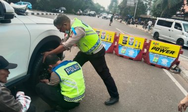 Tindakan Mulia: Anggota Unit Lantas Cengkareng Bantu Pengendara Mobil yang Alami Ban Kempes