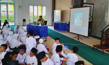 Polsek Sungai Beduk Jadi Narasumber Masa Pengenalan Lingkungan Sekolah (MPLS) Tahun Ajaran Baru di SDIT Fajar Ilahi 3