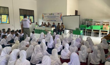 Kapolsek Daik Lingga Berikan Motivasi Siswa-Siswi SMPN 2 Lingga Timur