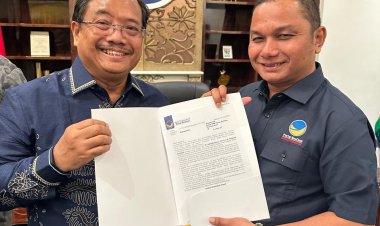 Surat Keputusan Dukungan Partai Nasdem untuk Pasangan Bupati Aceh Singkil Diserahkan