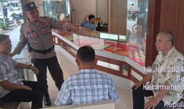Batara Biru Polsek Sekupang Patroli Dialogis sampaikan pesan Kamtibmas Kepada Pemilik Toko Emas