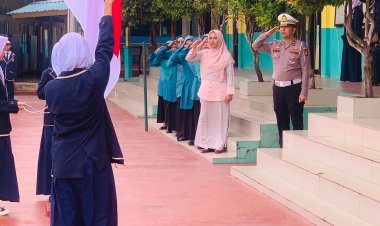 Wujudkan Sadar Berlalu Lintas, Satlantas Polresta Barelang Sosialisasi Safety Riding Dalam Operasi Patuh Seligi 2024 di SMP Al-Azhar 1 Kota Batam