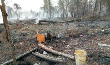 Polsek Kuba Polres Karimun Bersama Masyarakat Padamkan Kebakaran Lahan