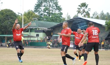Pangkostrad adu skill Sepak bola dengan Pangdivif 2 Kostrad di Yonif 514/SY Kostrad