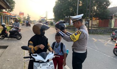 Peduli Keselamatan Pengendara, Sat Lantas Polres Bintan Berikan Helm Gratis Kepada Pengandara Motor