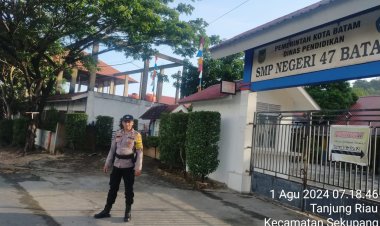 Jamin Kelancaran Pengendara, Personil Polsek Sekupang Laksanakan Strong Point Didepan Sekolah SMP 47 Tanjung Riau