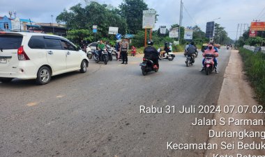 Personil Polsek Sungai Beduk Polresta Barelang Laksanakan Strong Point Pagi antisipasi kemacetan pada pagi hari