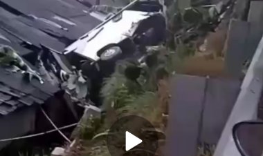 Bus Pariwisata Timpa Rumah Warga di Jalur Alternatif Puncak