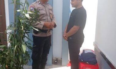 Sambangi Perumahan warga Bhabinkamtibmas jumpai satpam yang berjaga