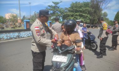 Kembali, Polres Bintan Berikan Bendera Merah Putih Secara Gratis.