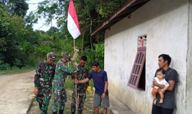 Anggota Satgas TMMD 121 Kodim Landak Bagikan Bendera Merah Putih Menyambut HUT RI ke-79