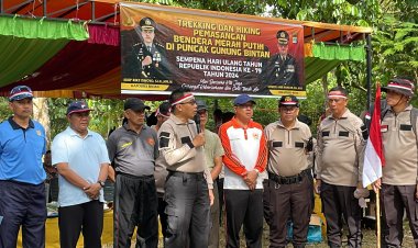 Bendera Merah Putih Dikibarkan di Puncak Gunung Bintan