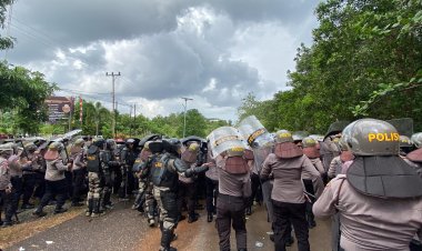 Polisi Lumpuhkan Pendemo Yang Anarkis di Kantor KPUD Bintan