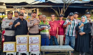 Kapolsek Bintan Timur Salurkan Bantuan Sosial Dari Kapolda Kepri kepada Korban Kebakaran