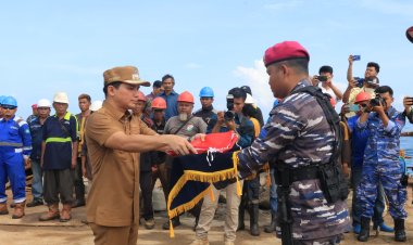 Kapolres Bintan Ikuti Upacara Pengibaran Bendera Merah Putih di Perairan Perbatasan