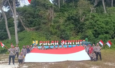 Polisi Kibarkan Bendara Merah Putih di Pulau Terluar Wilayah Kabupaten Bintan