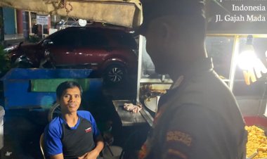 Giat Rutin Patroli Polsek Sekupang Berikan Himbauan Kamtibmas Kepada Pedagang Kaki Lima Di Malam Hari