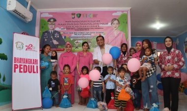Ketua Bhayangkari Cabang Karimun Ny. Mutiara Robby Berikan Imunisasi Dan Vitamin A Kepada 30 Balita