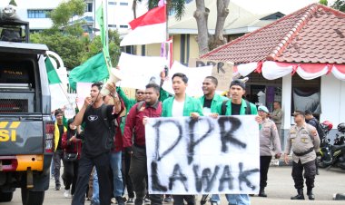 Kapolresta Barelang Pimpin Apel Persiapan Pengamanan Aksi Unjuk Rasa oleh Mahasiswa Untuk Kedaulatan Rakyat (AMUKRA) di Kantor DPRD Kota Batam
