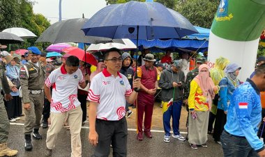 Diguyur Hujan Lebat, Personel Polres Bintan Tetap Lakukan pengamanan Lomba Gerak Jalan Tingkat Kabupaten Bintan