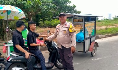 Bhabinkamtibmas Polsek Sekupang Himbau Warganya Untuk Tertib Berlalu Lintas