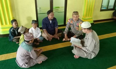 Usai Sholat Berjamaah, Bhabinkamtibmas Sosialisasi Pilkada 2024 Yang Damai