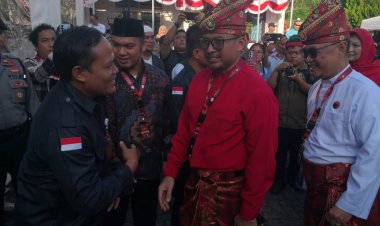 Cak Nur dan Hardi Selamat Hood Didampingi Rombongan Besar Saat Mendaftar ke KPU Batam