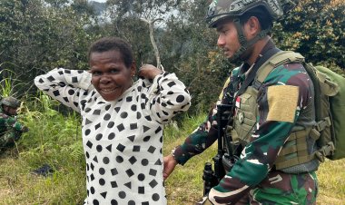 KEPEDULIAN HABEMA BERBAGI BAJU GRATIS DISAMBUT GEMBIRA WARGA MAMBA