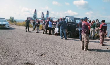 Gotong Royong Warga Penagi dan KOJAP untuk Perbaikan Jalan Pering