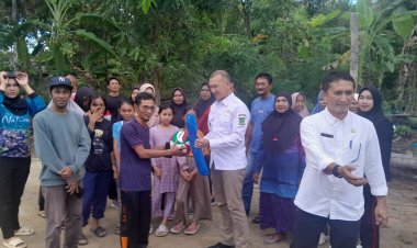 Wakil Bupati Natuna Serahkan Bantuan Olahraga ke Warga RT Sejuba, Sampaikan Pesan Penting untuk Masyarakat