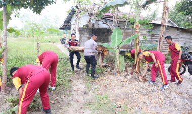 Memperingati Maulid Nabi Muhammad SAW 1446H Polres Lingga Bersihkan Tempat Ibadah
