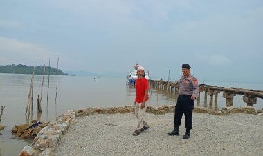 Personel Polsek Tebing Polres Karimun Patroli di Wilayah Rawan Banjir Sekaligus Antisipasi Pohon Tumbang