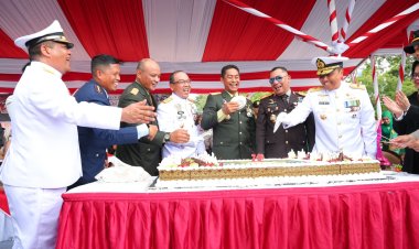 IRJEN POL YAN FITRI HALIMANSYAH KAPOLDA KEPRI HADIRI UPACARA PERINGATAN HUT TNI KE-79 DI BATAM