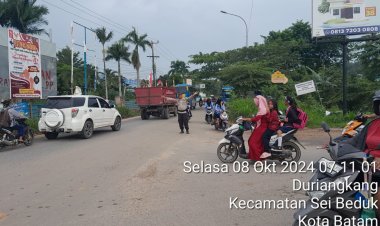 Personil Polsek Sungai Beduk Polresta Barelang Laksanakan Strong Point Pagi antisipasi kemacetan pada pagi hari