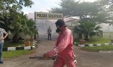 Polsek Sekupang Laksanakan Aksi Cepat Fogging Mengantisipasi Ancaman DBD