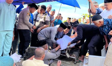 Wujud kepedulian, KOMPOL Andi Sutrisno, Waka Polres Lingga ikut membantu proses pemakaman Jenazah warga yang meninggal dunia