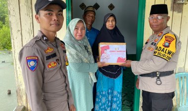 Berbagi Itu Indah - Iptu Djawane Sariman Kapolsek Daik Lingga Salurkan Paket Sembako kepada Masyarakat yang membutuhkan