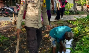 Briptu Eko Daryanto  Bersihkan Parit Tersumbat Cegah Banjir