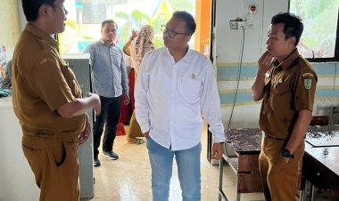 Kondisi Darurat di SDN 05 Sei Beduk, Siswa Terpaksa Mengepel Kelas Saat Hujan