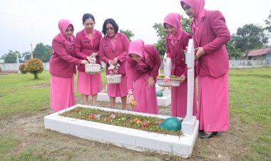 Upacara Tabur Bunga di Taman Makam Pahlawan, Bhayangkari Kepri Peringati HKGB ke-72