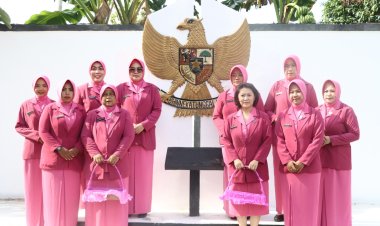 Jelang Peringatan HKGB ke-72 Bhayangkari Polres Lingga Tabur Bunga di Taman Makam Pahlawan Dabo Singkep