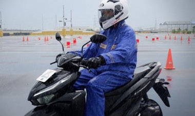 Musim Hujan di Batam: Cara Aman Berkendara dari Christofer Valentino