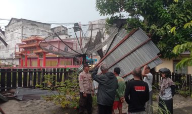 Bripka Hendri Sigap dan Tanggap Bantu Warga Terdampak Musibah Angin Kencang