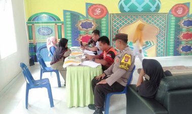 Bhabinkamtibmas Awasi Penyaluran Bantuan Pangan Non Tunai