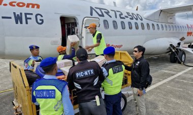 Personel Lanud Raden Sadjad Amankan Penerimaan Logistik Pilkada di Bandara Raden Sadjad Natuna