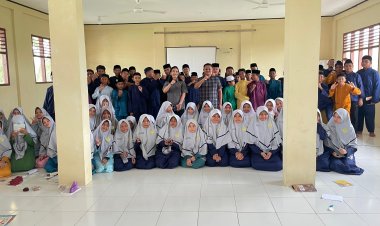 Bripka Randi Antoni Sosialisasikan Bahaya Penyalahgunaan Narkoba kepada Pelajar SMP-IT Insan Cendekia