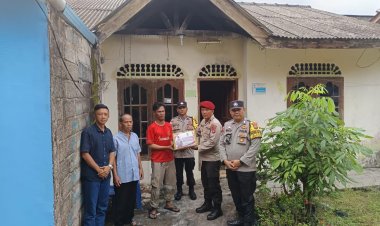 Polsek Bintan Utara Salurkan Bantuan Sosial Kapolda Kepri Kepada Korban Kebakaran