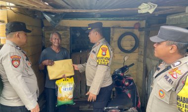 IPTU Sri Budianto Kasat Binmas Polres Lingga Kembali Salurkan Paket Sembako kepada Masyarakat