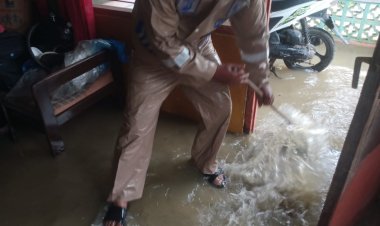 Bripka Hendry Tanggap Bencana Banjir  Bantu Evakuasi Warga